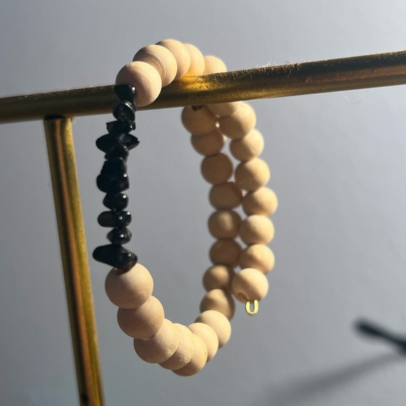 Black gemstone and wooden bead essential oil diffusion bracelet - Picture 6 of 7